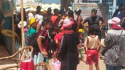 ارتفاع نسبة الإشغال ومصادرة الممنوعات وتوجيه المصطافين.. 10 مشاهد من شواطئ الإسكندرية | صور