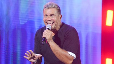 لقطات من حفل عمرو دياب في العلمين الجديدة بحضور صناع أغانيه 