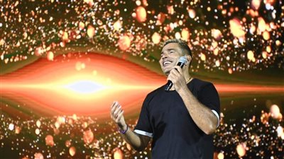 بعد نجاح آمال ماهر.. تنظيم لافت وإقبال جماهيري ضخم بحفل عمرو دياب بالعلمين الجديدة