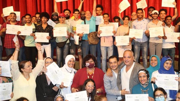 وزيرة الثقافة مع