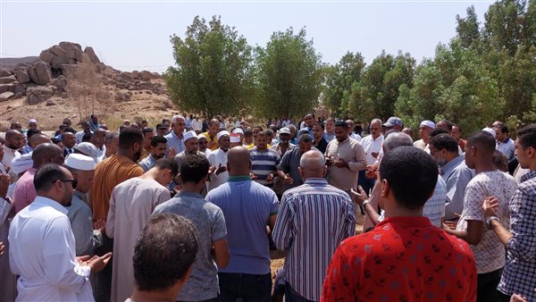 أهالي أسوان يشيعون