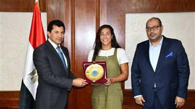 وزير الرياضة يُكرم بعثة منتخب مصر للسباحة بعد تصدر ترتيب البطولة العربية