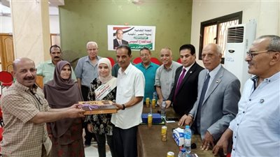 نقابة المعلمين تكرم الطالبة الحاصلة على المركز الثالث بالثانوية العامة