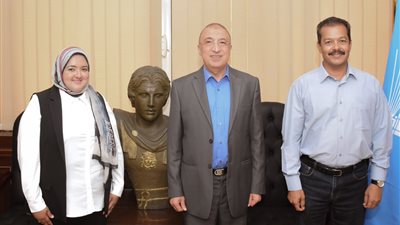 محافظ الإسكندرية يكرم صاحبة فكرة تنفيذ أول شاطئ لذوي الهمم 