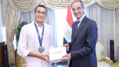 وزير الاتصالات يكرم الطالب محمد الجندي بجامعة مصر للمعلوماتية لفوزه بفضية العالم للخماسي الحديث