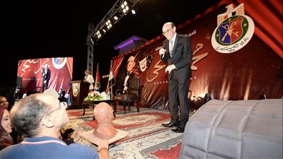 محمد صبحي يكشف تفاصيل استعدادات مسرحيته الجديدة عيلة اتعملها بلوك | صور 