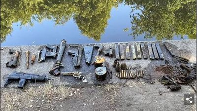 أسرة تعثر على ترسانة أسلحة بالصدفة خلال لعب الأطفال بحديقة عامة ببريطانيا