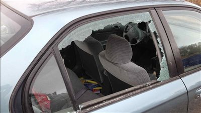  حبس لصين متهمين بسرقة أموال من سيارة بعد كسر زجاجها في البساتين 