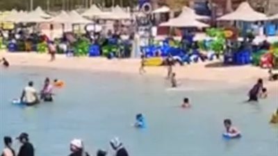 هربًا من حرارة الطقس.. إقبال كثيف للمصطافين على شواطئ الغردقة والإسكندرية | بث مباشر