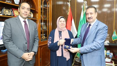 محافظ المنوفية يُسلم وسام الكمال للسيدة سهير مغربي الأم المثالية لسنة 2022