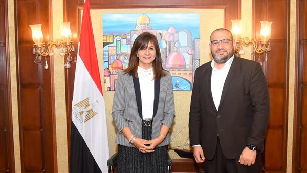 وزيرة الهجرة مع العالم