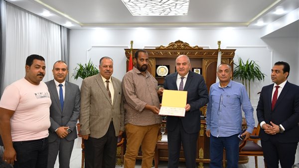 محافظ قنا يكرم مشرف