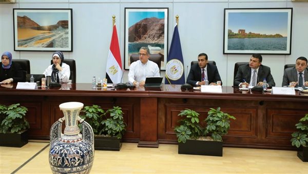  وزير السياحة يناقش