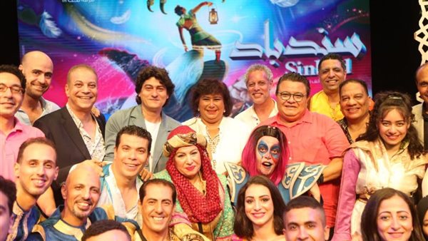 الوزيرة مع فريق تمثيل