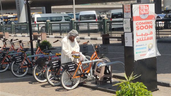 بعد شائعات توقف المشروع.. محافظ القاهرة يتفقد دراجات كايرو بايك بمحطة  التحرير