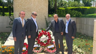 وزير الثقافة الفلسطيني يضع إكليلا من الزهور على قبر محمود درويش 