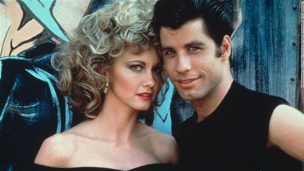  المغنية والممثلة