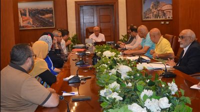 محافظ بورسعيد يوجه بسرعة إنجاز الأعمال والدقة داخل الإدارة المالية