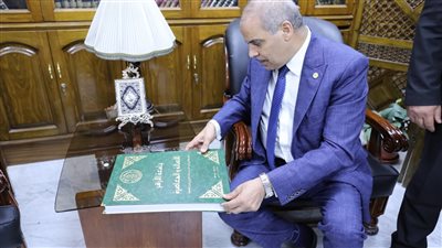 المحرصاوي يهدي الباحثين سجلًا وثائقيًا يرصد أكثر من 100 عام في تاريخ الأزهر