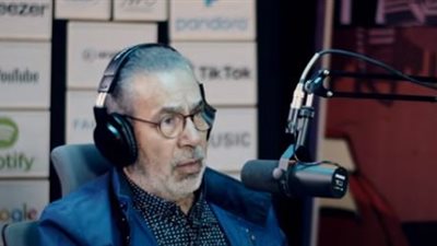 مدحت العدل: بناقش فكرة الإلحاد والرهبنة مع موظفة بتنقي رز | فيديو