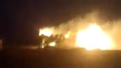 اشتعال النيران في سيارة نقل محملة بالأخشاب بطريق الغردقة - رأس غارب| صور وفيديو