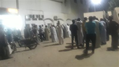 تجمع أهالي ضحايا حادث تصادم ميكروباص وتريلا أمام المشرحة بأسوان