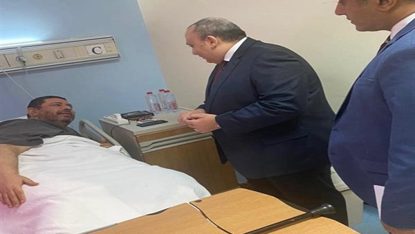 السفير يزور المريض