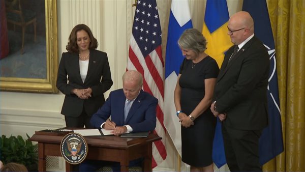 بايدن يوقع مرسوما