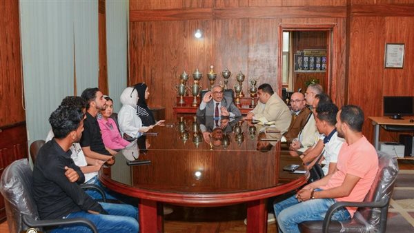 وفد من الطلاب العرب