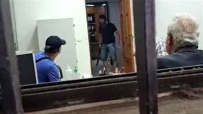 مسلح يحتجز رهائن في مصرف لبناني للمطالبة بالحصول على أمواله | فيديو 