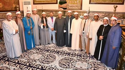 أعلام القراء في زيارة لغرفة الآثار النبوية بمسجد الإمام الحسين