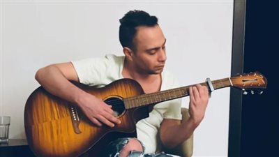ممسكًا بـ جيتار.. حسام حبيب يعلن عودته لأعماله الفنية بعد أزمته مع شيرين عبد الوهاب