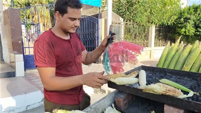 قصة «محمد» بائع ذرة بالفيوم يحلم بتروسيكل: هنعيش أنا وأبويا منه وأخطب وأتجوز|فيديو