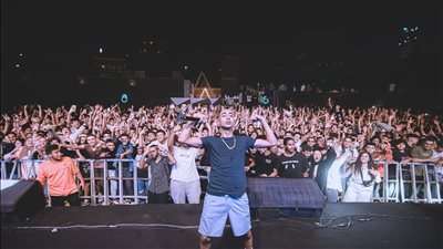 إلقاء الهواتف وزجاجات المياه.. أبرز اللقطات من حفل موسى سام وأبو الأنوار بمسرح الزمالك