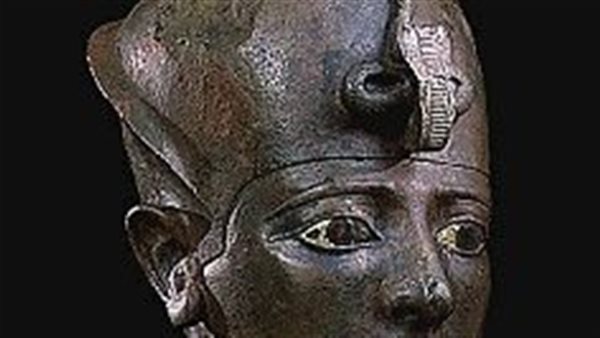 تمثال من البرونز 