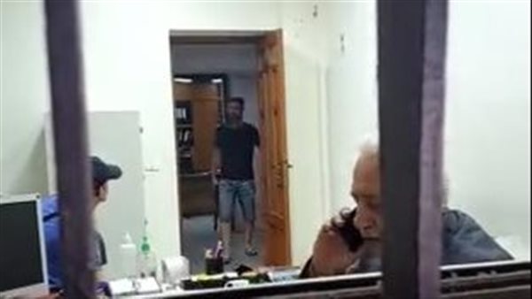 لبناني يحتجز رهائن