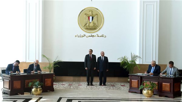 جانب من التوقيع