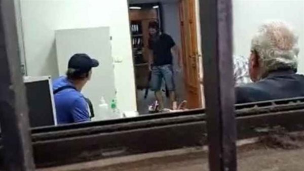 مسلح يحتجز رهائن