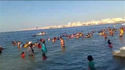 إقبال كثيف على شواطئ الإسكندرية.. وتجهيز 61 شاطئا لاستقبال المصطافين | بث مباشر