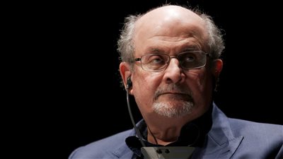 تعرض الكاتب البريطاني سلمان رشدي لمحاولة اغتيال في نيويورك