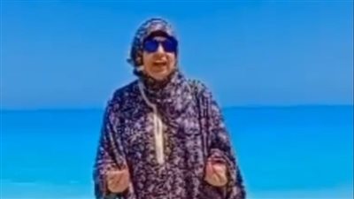 فيفي عبده تثير الجدل بملابسها أمام البحر.. وترد على منتقديها: عيلة وغلطت | فيديوجراف
