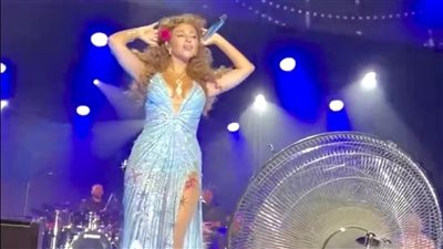 مروحة على المسرح ورقصة الدبكة.. أبرز لقطات حفل ميريام فارس في فرنسا