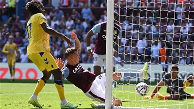 أستون فيلا يفوز على إيفرتون بثنائية في الدوري الإنجليزي