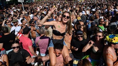 في تظاهرات سبت أغسطس التقليدية.. مئات الآلاف يجوبون شوارع سويسرا للدعوة إلى الحرية والحب