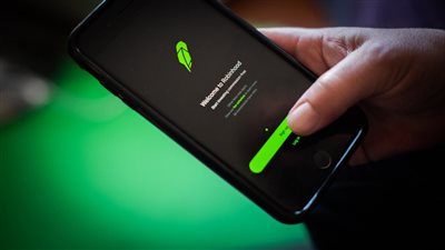 رغم رفضها اتهامات روبن هود.. محكمة أمريكية تسمح برفع دعوى قضائية للتلاعب بالأسهم 