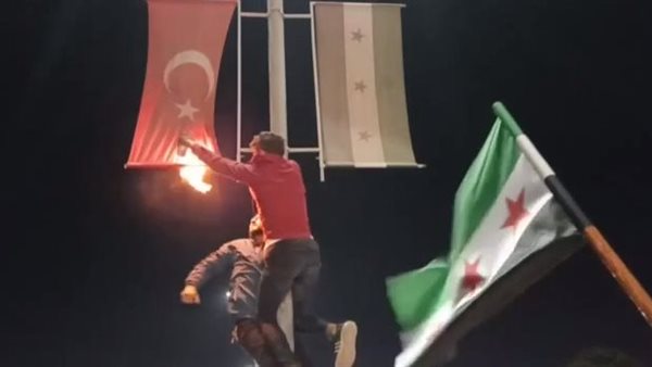 حرق علم تركيا في