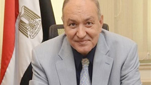 محمود عصمت وزير قطاع