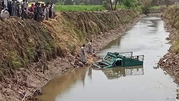 سقوط سيارة نقل بالترعة