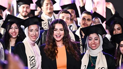 جامعة مصر للعلوم تحتفل بتخرج دفعة جديدة من كلية الإدارة والاقتصاد|صور