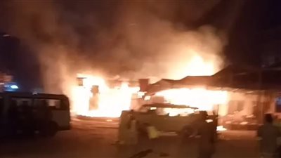 السيطرة على حريق هائل نشب في موقف الأقاليم بإدفو بسبب ماس كهربائي | بث مباشر